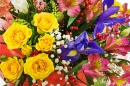 Schöner Blumenstrauß aus Rosen und Iris
