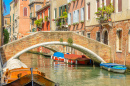 Schöne Brücke am venezianischen Kanal