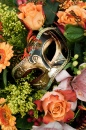 Maske im Blumenstrauß