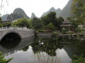 Brücke und Gebäude in Yangshuo