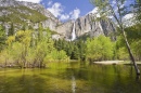 Der Fluss Merced und Yosemite Wasserfälle