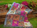Batik Compass Steppdecke zwischen den Blumen