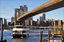 East River Fähre und die Brooklyn Bridge