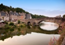 Alte Brücke über dem Fluss Rance, Frankreich