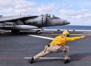 Ein Seemann Leitet einen AV-8B Harrier