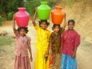 Indische Mädchen Tragen Wasser