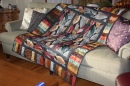 Decke mit Fallenden Blättern auf einem Sofa