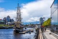 Großes Schiff auf dem Fluss Liffey River, Dublin