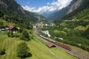 Zug bergauf in der nähe von Gurtnellen, Schweiz