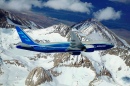 Boeing 777-200LR nimmt eine Kurve über dem Berg