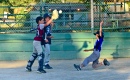 Kinder spielen Baseball