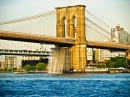 NYC Wasserfall unter der Brücke Brooklyn Bridge