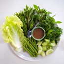 Gemüseteller mit Nam Phrik Kapi