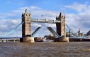 Die Brücke Tower Bridge und der London-Horizont