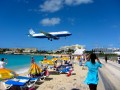 United Airlines Flugzeug über Maho Beach