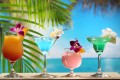 Erfrischende Cocktails auf dem Strandtisch