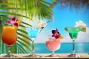 Erfrischende Cocktails auf dem Strandtisch