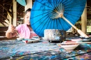 Mädchen malt ein handgemachten Schirm