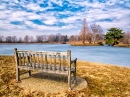 Sitzbank mit Blick auf den Teich am Dawes Arboretum