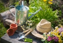 Gartenwerkzeug und Ein Strohhut Auf dem Gras im Garten