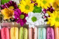 Blumen und Macaron