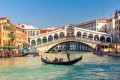 Gondel bei der Rialtobrücke in Venedig