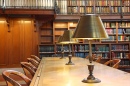 Schreibtisch mit Lampe in einer Bibliothek