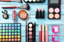 Make-up Pinsel und Kosmetik