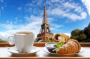 Kaffee mit Croissants in Paris