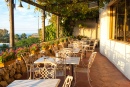 Terrasse eines Mittelmeer-Restaurants
