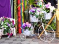 Weiße Fahrräder mit Blumen