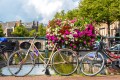 Fahrräder auf einer Brücke in Amsterdam