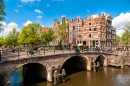 Schiefe Gebäude und Kanäle von Amsterdam
