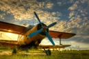 Altes Flugzeug bei Sonnenuntergang