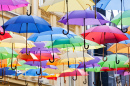 Straßendeko mit offenen Regenschirmen