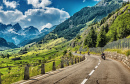 Bikers in den Schweizer Alpen
