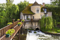Malerischer Wasserfall in Moret-Sur-Loing, Frankreich