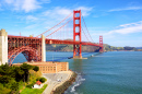 Die Golden Gate Brücke und Fort Point Historical Site