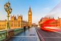 Big Ben und ein roter Doppeldeckerbus in London