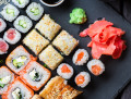 Sushi serviert auf schwarzem Stein