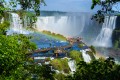 Touristen auf den Iguazú-Wasserfällen