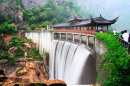 Tempel und Wasserfall in Taizhou, China
