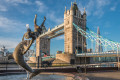 Vor der Tower Bridge, London