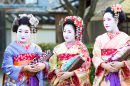 Dre Junge Geishas in Kyoto