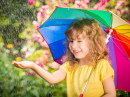 Glückliches Kind im Regen