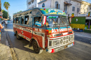 Minibus auf der Straße von Saint-Louis, Senegal