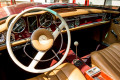 Fahrercockpit eines klassischen Autos