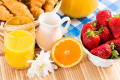 Croissants und Orangensaft