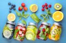 Gesundes Detox-Wasser mit Früchten