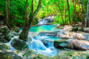 Schöner Wasserfall in Thailändischen Dschungel